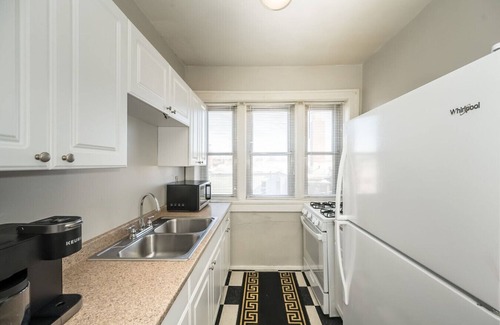 The Southampton Apartment | Private Gym 2BR Condo Downtown