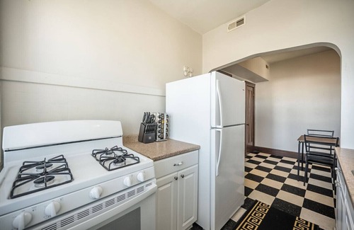 The Southampton Apartment | Private Gym 2BR Condo Downtown