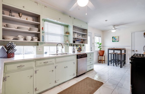 South Arlington House | PRIVATE HEATED 15' SWIM SPA AND HOT TUB, LARGE FENCED YARD, FIRE PIT, & SWINGS