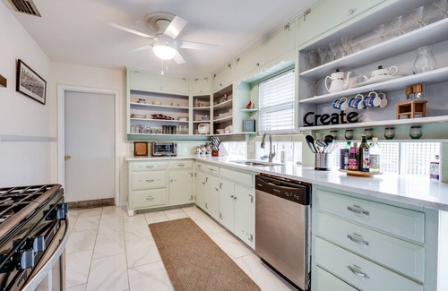 South Arlington House | PRIVATE HEATED 15' SWIM SPA AND HOT TUB, LARGE FENCED YARD, FIRE PIT, & SWINGS