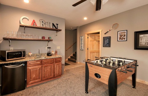 Gatlinburg - Pigeon Forge Cabin | Private Heated Indoor Pool/Theater/2 Game Rms/Views/Close To Everything!