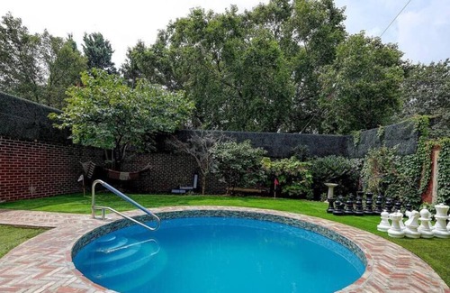Southwark Apartment | Private Heated Swimming Pool! Society Hill Philadelphia!