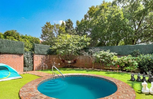 Southwark Apartment | Private Heated Swimming Pool! Society Hill Philadelphia!