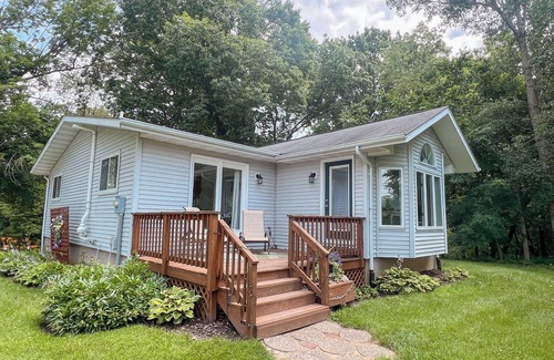 Iowa City House | Private Hilltop Country 3-Bedroom Home
