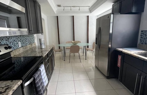 Royal Poinciana House | Private Home Close to Hollywood Beach