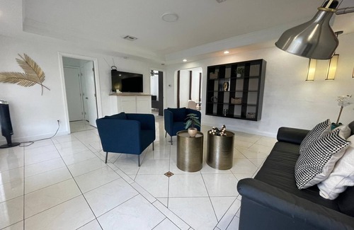 Royal Poinciana House | Private Home Close to Hollywood Beach