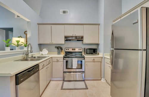 Savannah House | Private home close to everything!