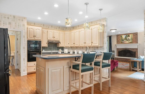 Raleigh House | Private Home Office, Ultafast WiFi, Designer Furnishings & Luxury Bedding