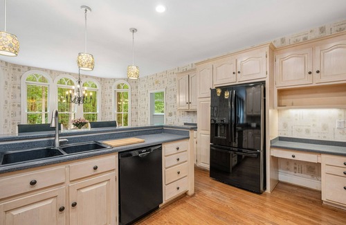 Raleigh House | Private Home Office, Ultafast WiFi, Designer Furnishings & Luxury Bedding