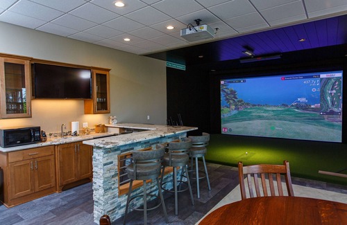 Sturgeon Bay Cabin | Private home on cliff-water views and golf simulator