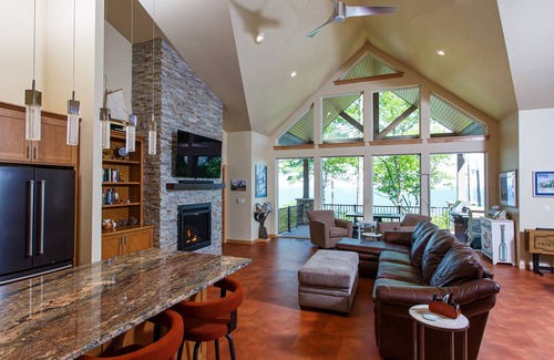 Sturgeon Bay Cabin | Private home on cliff-water views and golf simulator