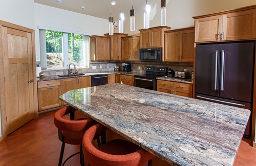 Sturgeon Bay Cabin | Private home on cliff-water views and golf simulator