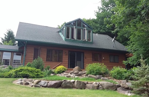 Plymouth House | Private home on twenty wooded acres.