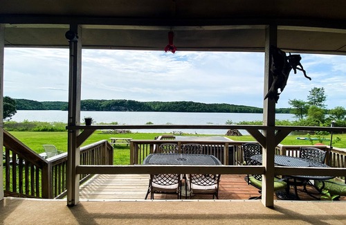 Beaver Shores House | Private Home+Outdoor Deck+Waterfront+Hot Tub