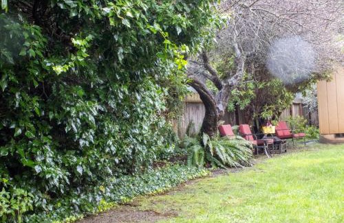 Eureka House | Private Home - #RedwoodSkyWalkRetreat - 5BD, Pro Pool Table, BBQ, Foosball, Darts, Fireplace, Movie Projector, Stereo, Cotton Bedding
