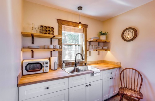 Del Norte Apartment | Private Home w/Hot Tub & Rio Grande River Access!