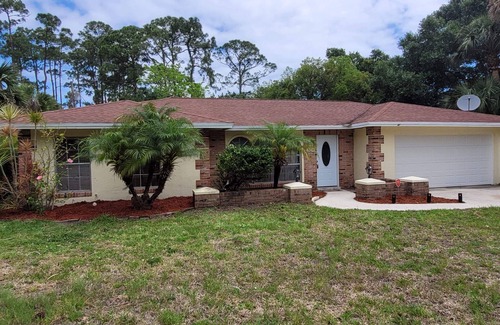 Lakewood Park House | Private home with swimming pool