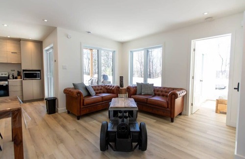 Argenteuil Regional County Municipality Apartment | Private Hot Tub | Hiking | Skiing | Luméo