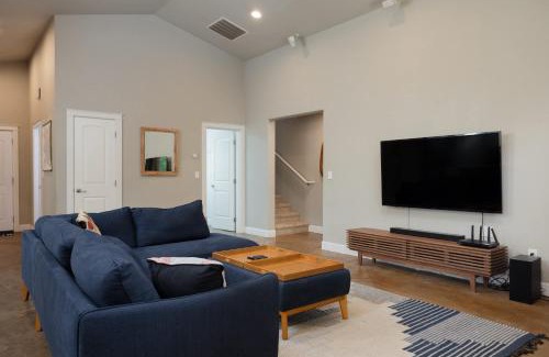 Boyd Acres House | Private Hot-Tub- 3 BDR for 8 Pet's OK