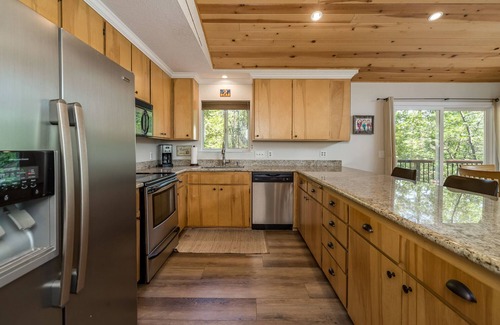 Arnold Cabin | PRIVATE HOT TUB + ACCESS TO BLS RECREATION CENTER