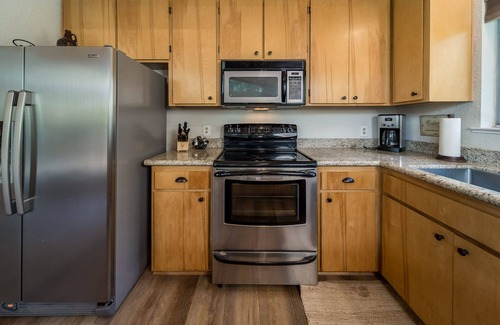 Arnold Cabin | PRIVATE HOT TUB + ACCESS TO BLS RECREATION CENTER