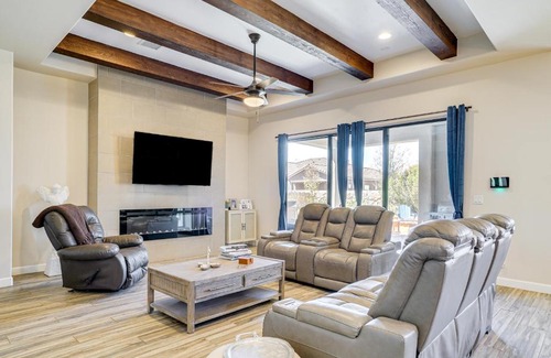 El Paso House | Private Hot Tub and Putting Green El Paso Getaway!