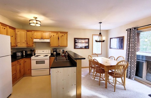 East Kootenay Condo | Private Hot Tub & BBQ | Open-Plan Living | Walk to Resort & Trails