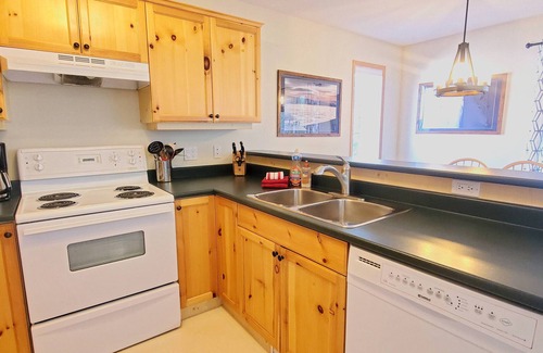 East Kootenay Condo | Private Hot Tub & BBQ | Open-Plan Living | Walk to Resort & Trails