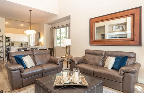 Redmond House | Private Hot Tub! Beautiful Townhome at Eagle Crest - Remodeled ~ Fireplace
