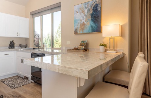 Redmond House | Private Hot Tub! Beautiful Townhome at Eagle Crest - Remodeled ~ Fireplace