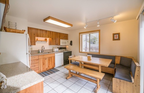 Deer Park House | Private Hot Tub, Bikes, 10 SHARC Passes, AC