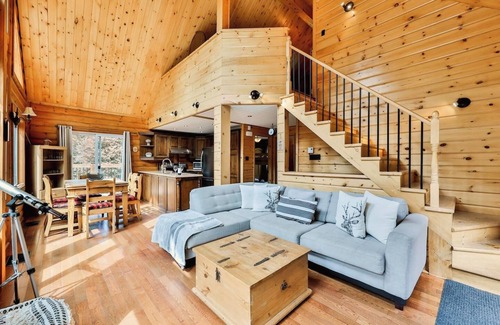 Nominingue House | Private Hot Tub/Cordelia