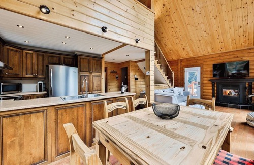 Nominingue House | Private Hot Tub/Cordelia