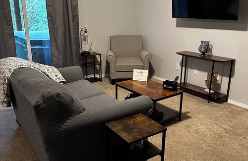 Mill Plain Apartment | Private Hot Tub, Charming 1-bedroom apartment in delightful Vancouver with WiFi