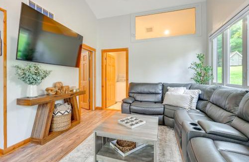 Friendship House | Private Hot Tub, Deck! Group Getaway in Friendship