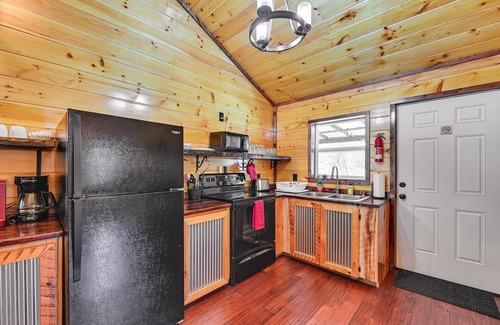 Campton Cottage | Private Hot Tub: Dog-friendly Red River Gorge Home