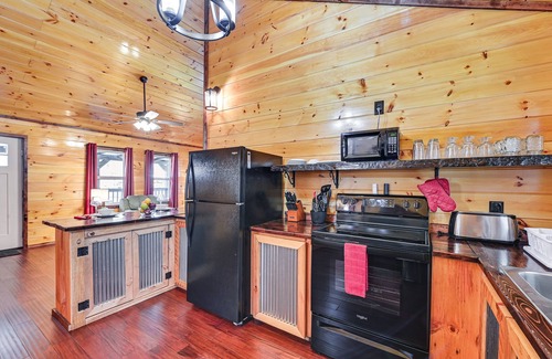 Campton Cottage | Private Hot Tub: Dog-friendly Red River Gorge Home