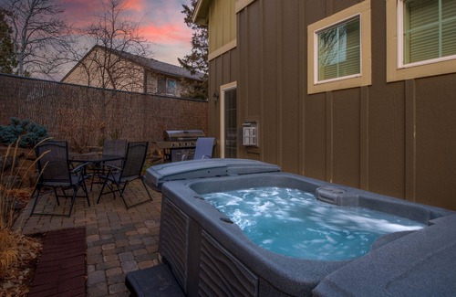 Mountain View District House | Private Hot Tub ~ Dog Friendly ~ Trail access to Pilot Butte ~ Fireplace