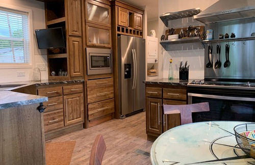 Omaha House | PRIVATE Hot Tub! Fire pit, Full Kitchen, Outdoor Space, Cricket Marina & Branson