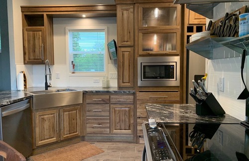 Omaha House | PRIVATE Hot Tub! Fire pit, Full Kitchen, Outdoor Space, Cricket Marina & Branson
