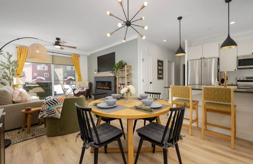 Fraser House | Private Hot Tub, Garage + EV Charger, On Bus Line!