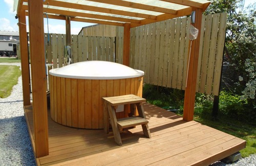 Ferrensby House | private hot tub with 1990,s American motorhome