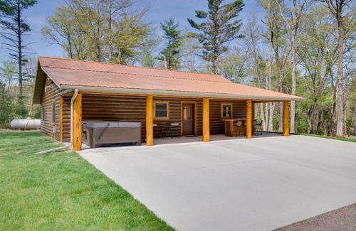 Hatfield House | Private Hot Tub Hatfield Vacation Rental!