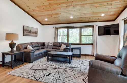 Hatfield House | Private Hot Tub Hatfield Vacation Rental!