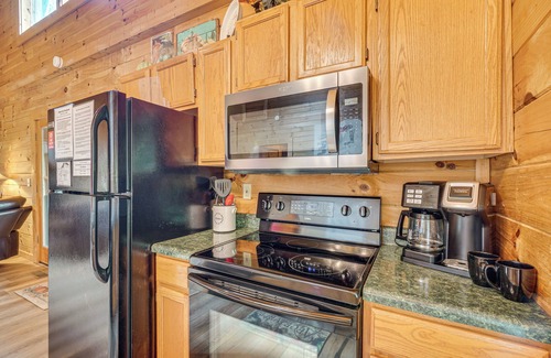 Sevierville Cabin | Private Hot Tub: Lake Resort Cabin in Sevierville!