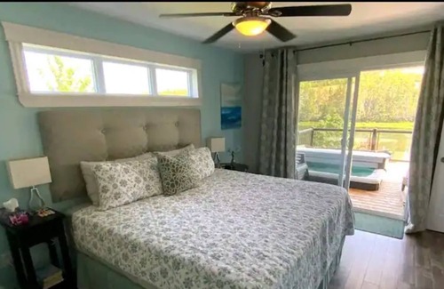 Kensington Ski Chalet | Private Hot Tub, Lake View, 10 Minutes to Cavendish Beach Music Festival.