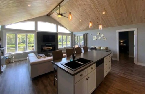 Kensington Ski Chalet | Private Hot Tub, Lake View, 10 Minutes to Cavendish Beach Music Festival.