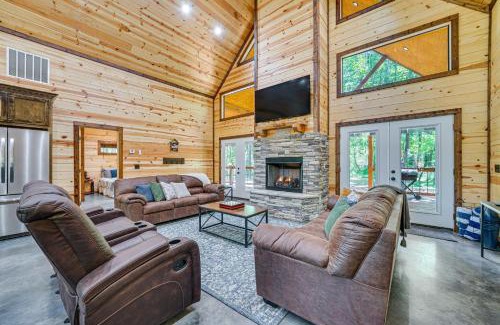 Broken Bow House | Private Hot Tub Luxe Cabin in Broken Bow!