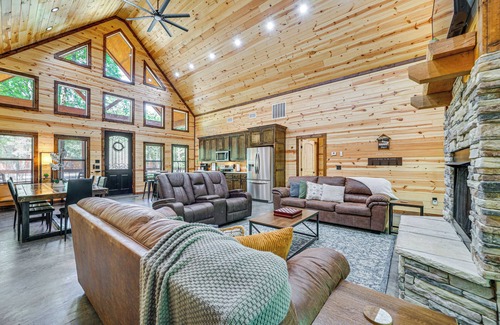 Broken Bow Cabin | Private Hot Tub: Luxe Cabin in Broken Bow!