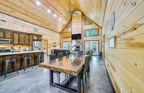 Broken Bow Cabin | Private Hot Tub: Luxe Cabin in Broken Bow!